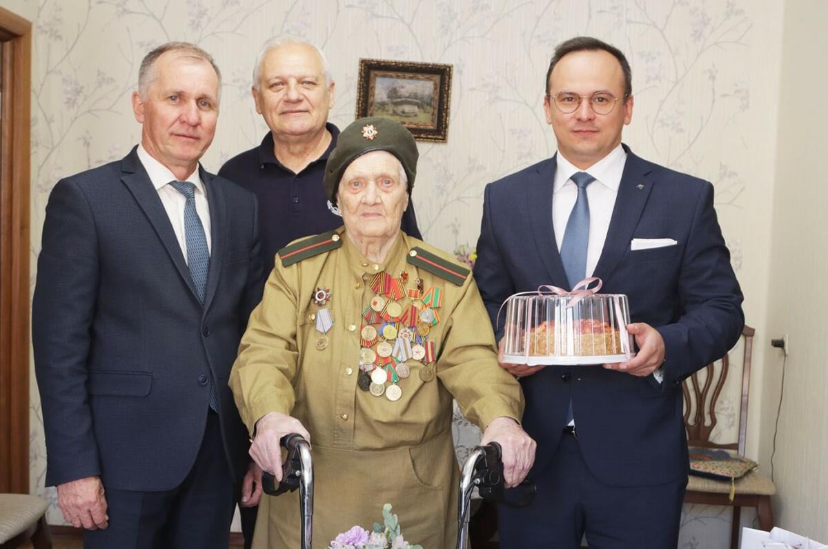 Ветерана войны Палину Сергееву со 103-летием поздравил мэр Брянска
