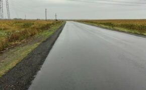 Новое асфальтобетонное покрытие уложили на трассе в Комаричском районе