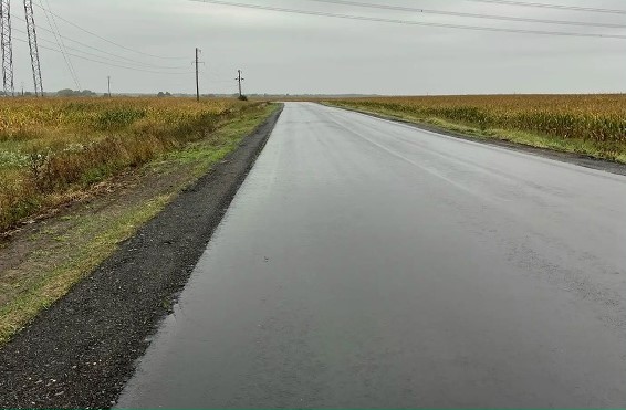 Новое асфальтобетонное покрытие уложили на трассе в Комаричском районе