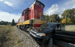 Тепловоз столкнулся с автомобилем на переезде в Жуковском районе