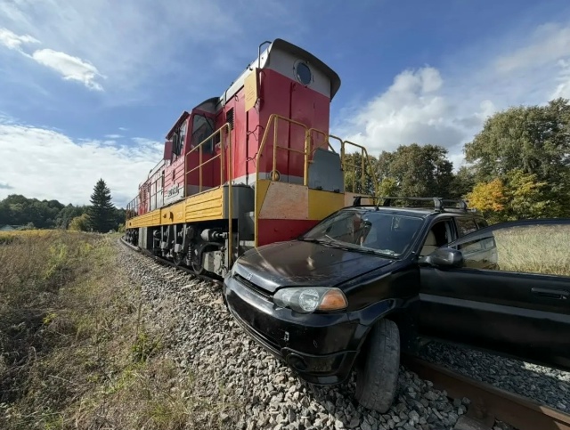 Тепловоз столкнулся с автомобилем на переезде в Жуковском районе