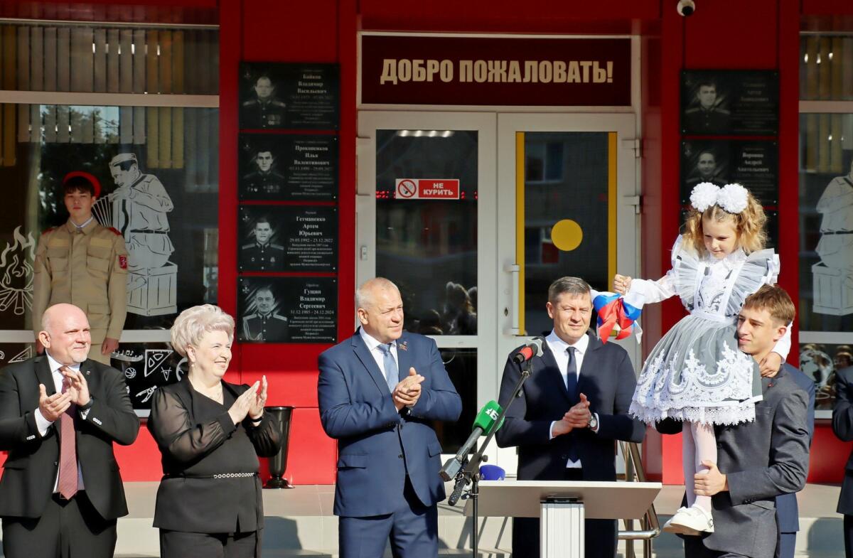 Торжественную линейку Любохонской школы посетил врио губернатора Брянской области