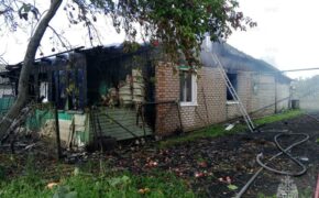 Жилой дом потушили спасатели в посёлке Локоть в понедельник