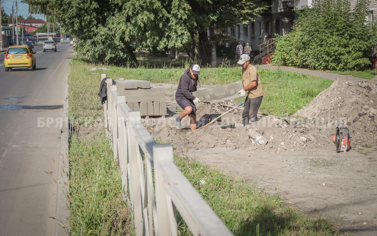 Ливневые водоотводы строят рабочие на улице Спартаковской в Брянске