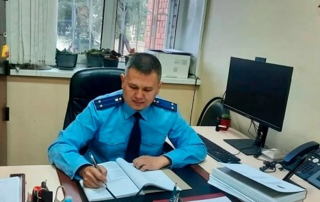Сотрудницу магазина в Брянске обвиняют в присвоении денег из кассы