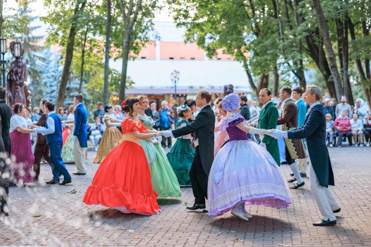 Бал прошёл в парке Брянска в минувшую субботу