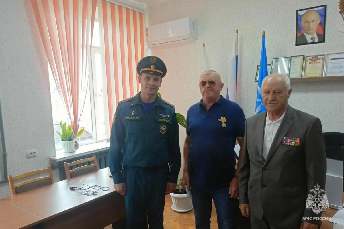 Ветерану пожарной охраны в Новозыбкове вручили памятную медаль