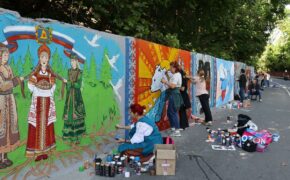 Стена по пути на Покровскую гору в Брянске украсили граффити