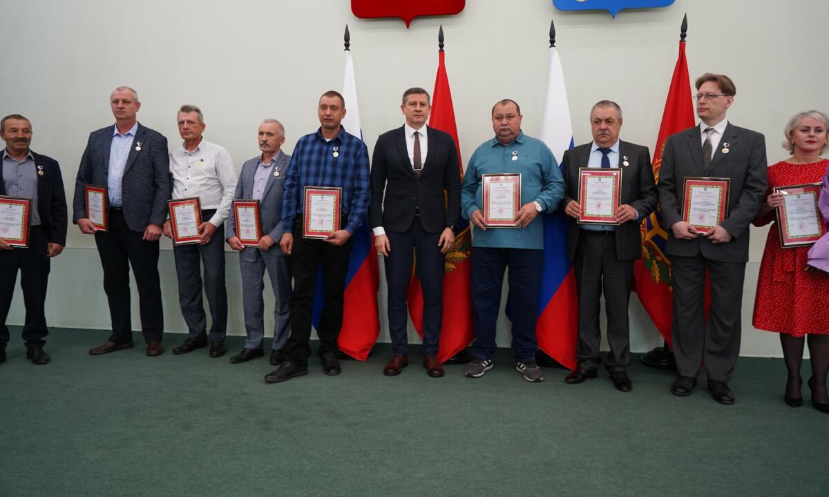 Брянский губернатор вручил награды работникам дорожного хозяйства
