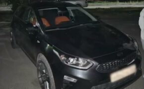 Полицейские в Брянске задержали подозреваемую в повреждения автомобиля
