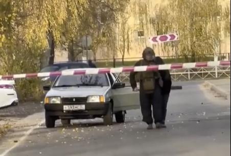 Саперы эвакуировали женщину-водителя в Брянске