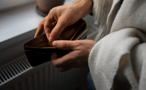 Кражу 55 тысяч рублей у пенсионерки раскрыли полицейские в Брянске