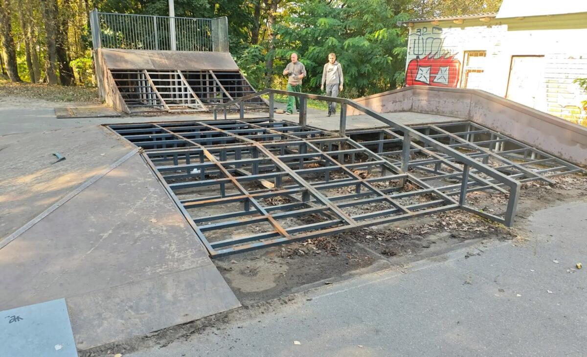 Площадки для катания на скейтах ремонтируют в двух парках Брянска