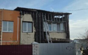 Пять пожарных расчётов потушили жилой дом в Брянске