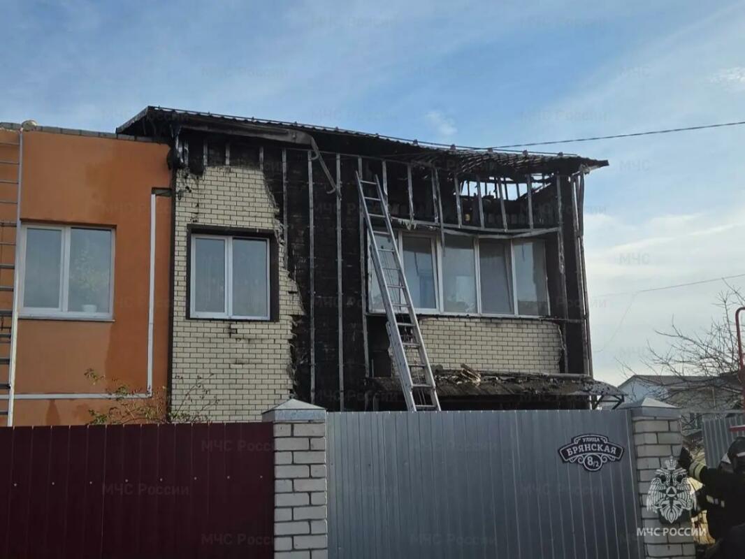Пять пожарных расчётов потушили жилой дом в Брянске