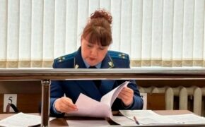 Суд оштрафовал жительницу Погарского района за кражу телефона