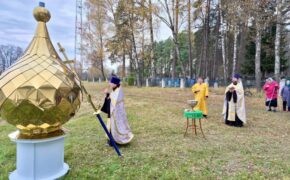 У строящегося Храма в посёлка Стеклянная Радица освятили крест и купол