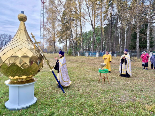 У строящегося Храма в посёлка Стеклянная Радица освятили крест и купол