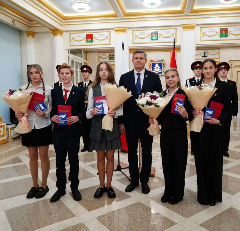 Брянские школьники получили первые паспорта в преддверии Дня народного единства