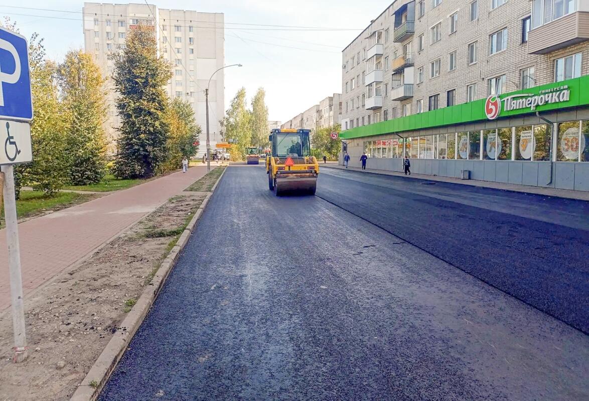 На улице Котовского в Брянске подрядчик уложил верхний слой асфальта