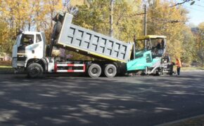 Выравнивающий слой асфальта уложили на улице Ульянова в Брянске