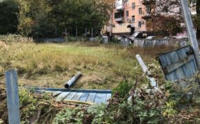 Старый корт снесли во дворе в Брянске