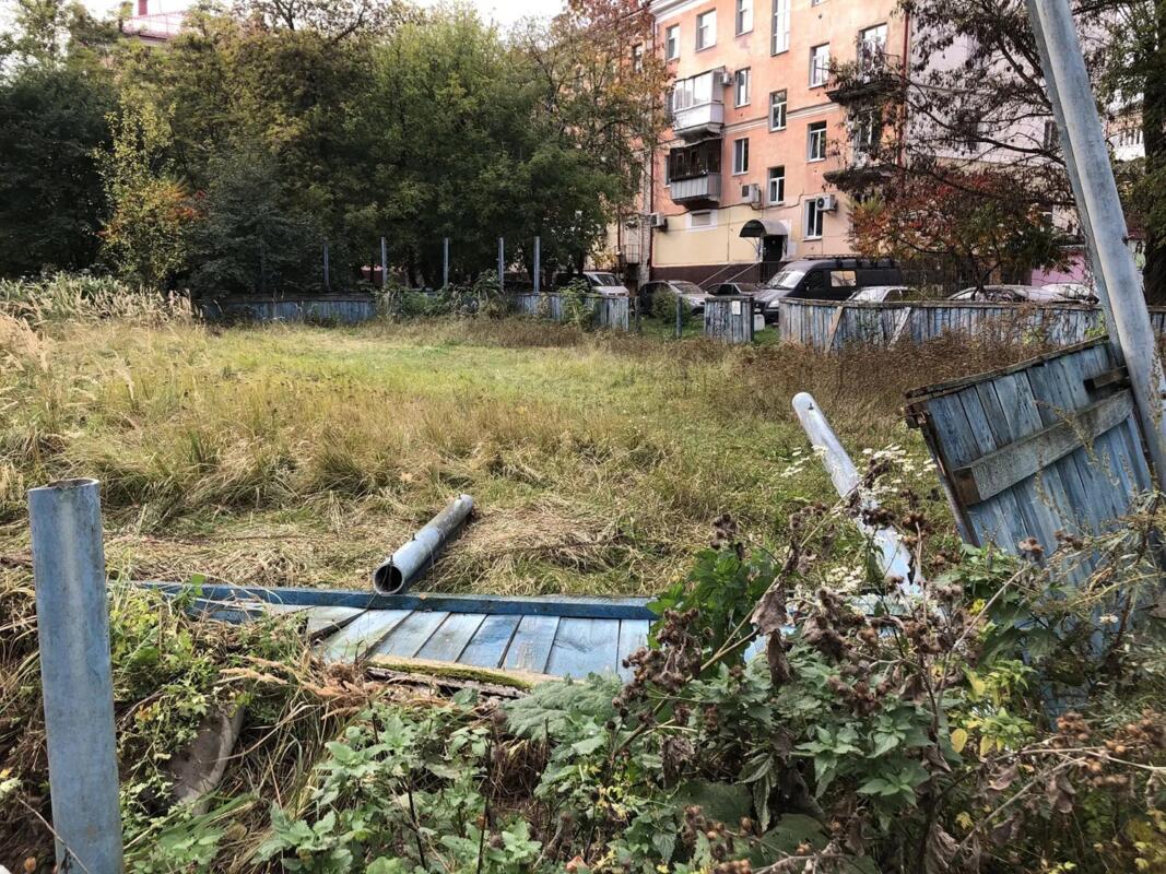 Старый корт снесли во дворе в Брянске
