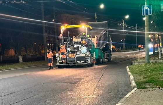 Выравнивающий слой асфальта уложили на улице Ульянова в Брянске