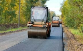 Выравнивающий слой асфальта уложили рабочие на трассе в Трубчевском районе