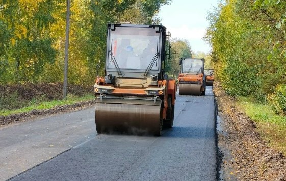 Выравнивающий слой асфальта уложили рабочие на трассе в Трубчевском районе
