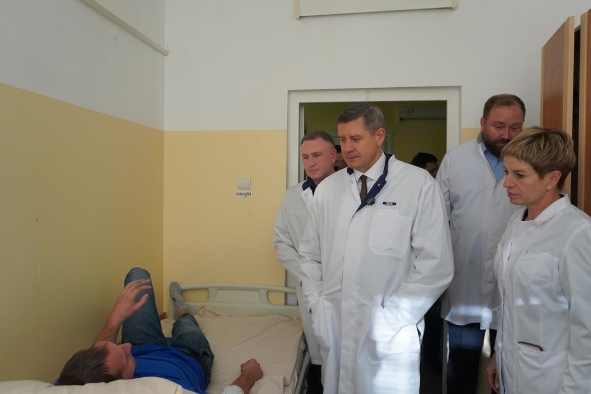 Брянский губернатор навестил в больнице пострадавших при атаке ВСУ пожарных